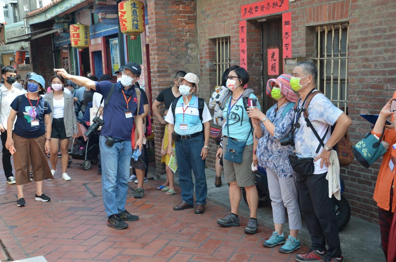 圖5：陳仕賢老師帶領學員戶外踏查情形