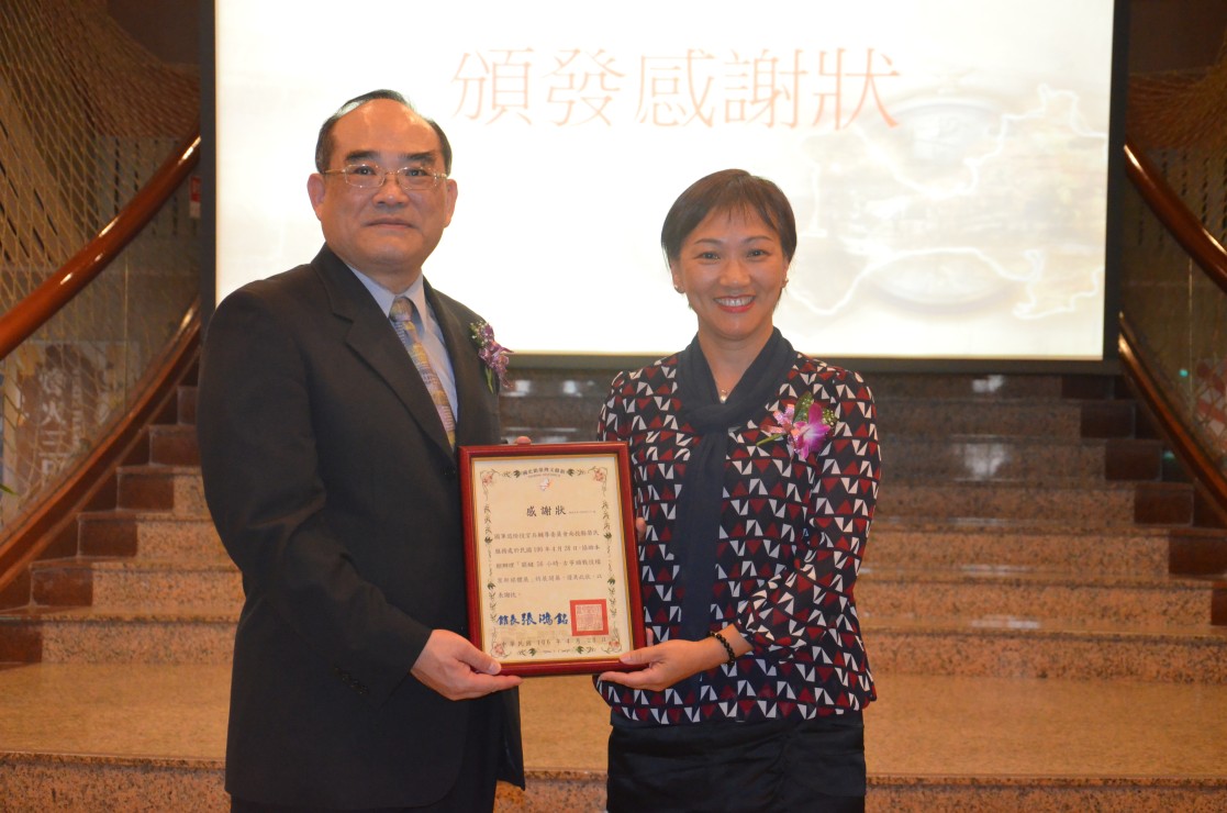 圖7：頒發感謝狀-感謝南投縣榮民服務處池處長玉蘭率資深榮民袍澤參加開幕式