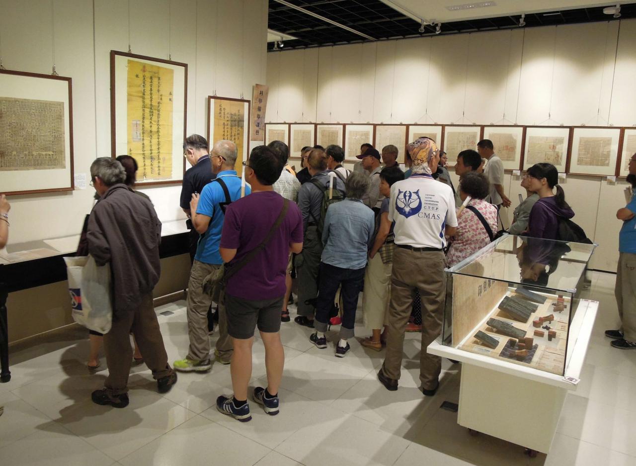 孟祥瀚理事長於「鰲峰仰止-臺中海線地區古文書特展」進行展覽現場導讀