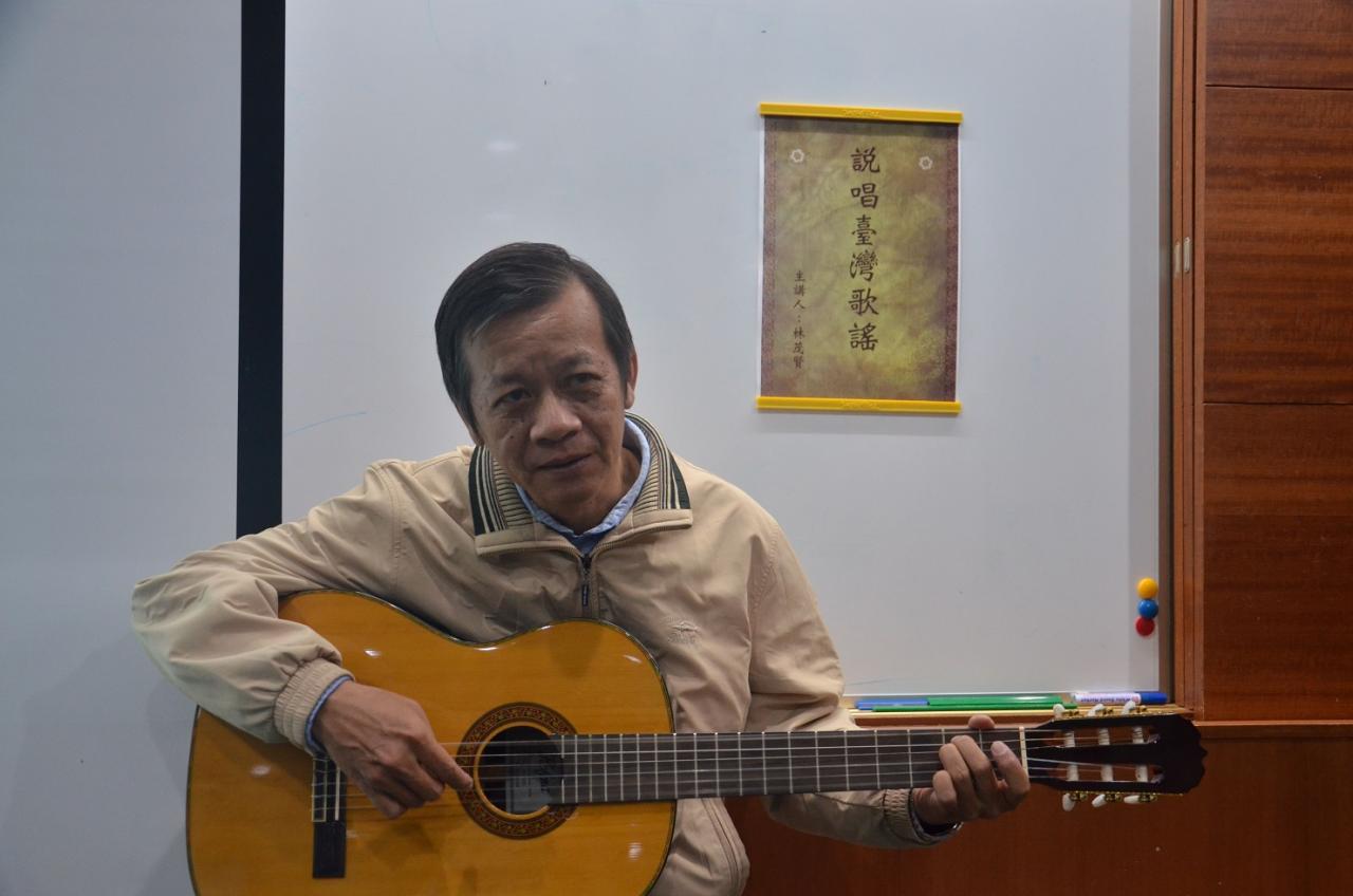 圖2.老師演講彈吉他