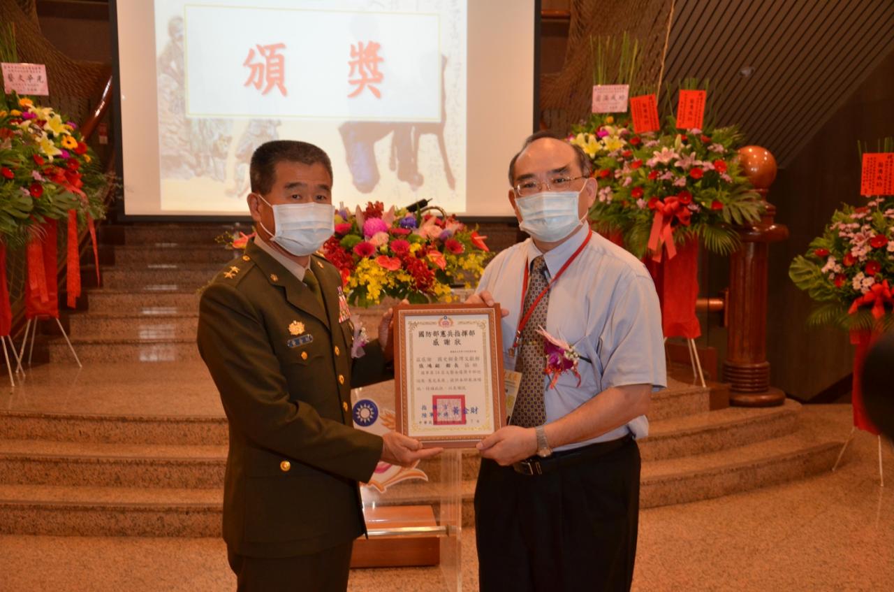 黃指揮官致贈本館協辦感謝狀，由張鴻銘館長代表接受