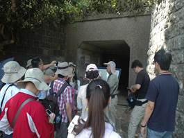 100年暑期西瀛海洋文化研習營學員史蹟勘考參觀銅牆鐵壁情形