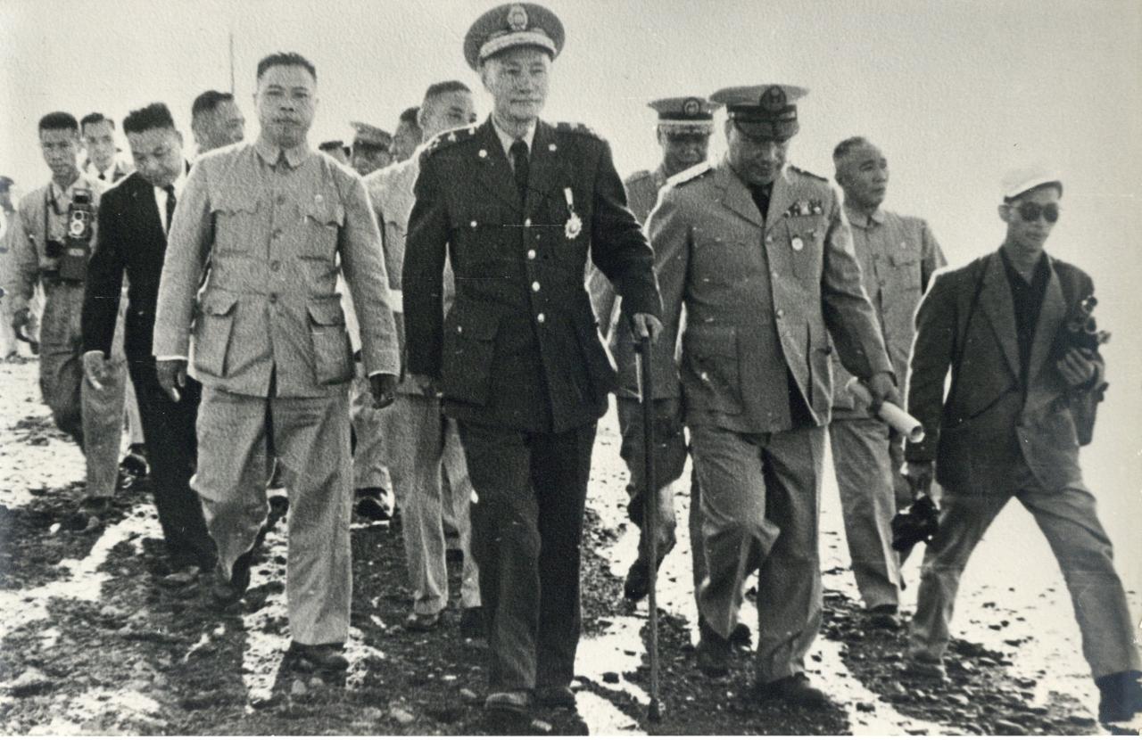 黃則修(右)擔任記者時，隨行採訪蔣中正總統行程　1960