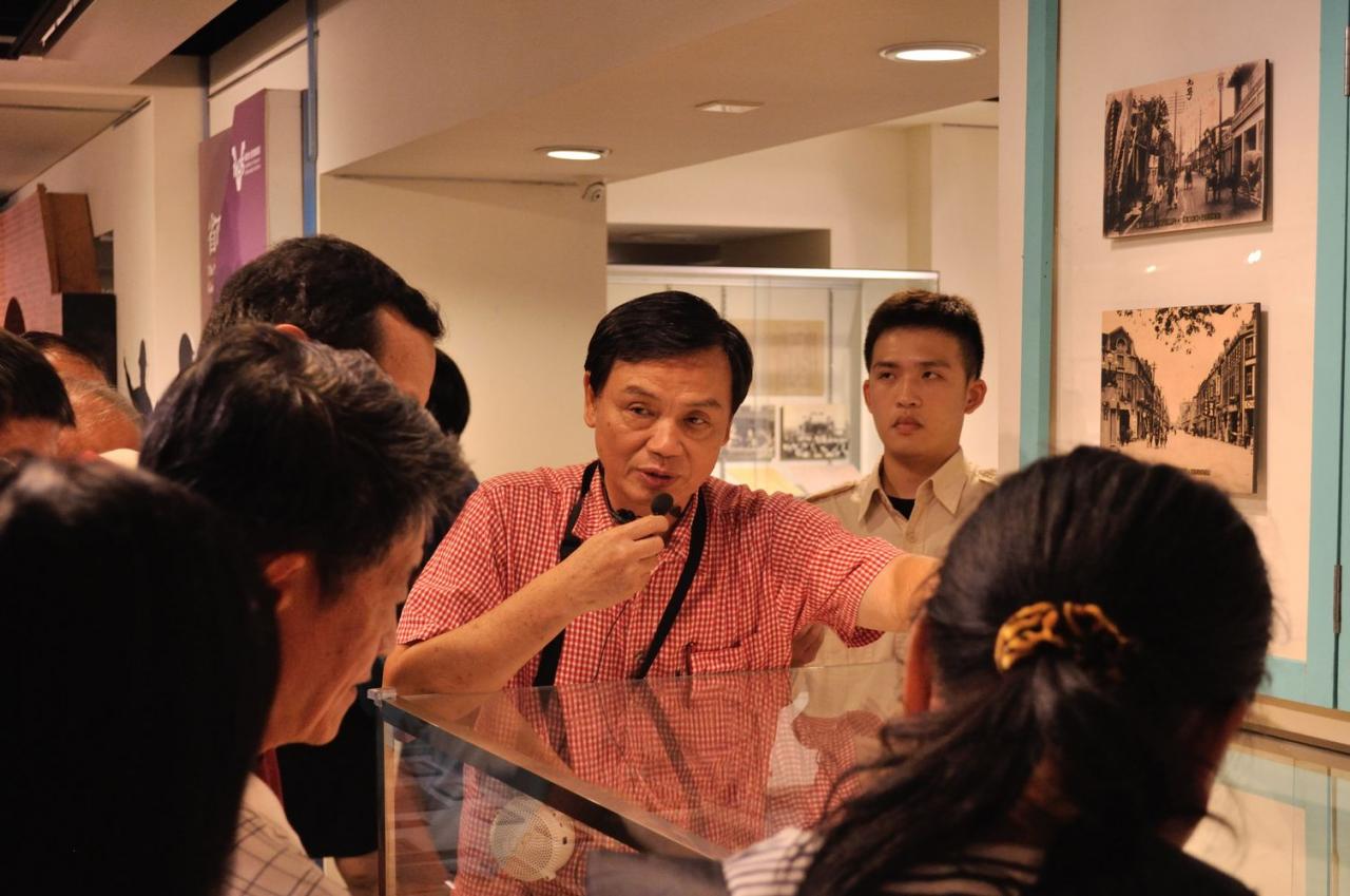 梁志忠理事長講解展出文物