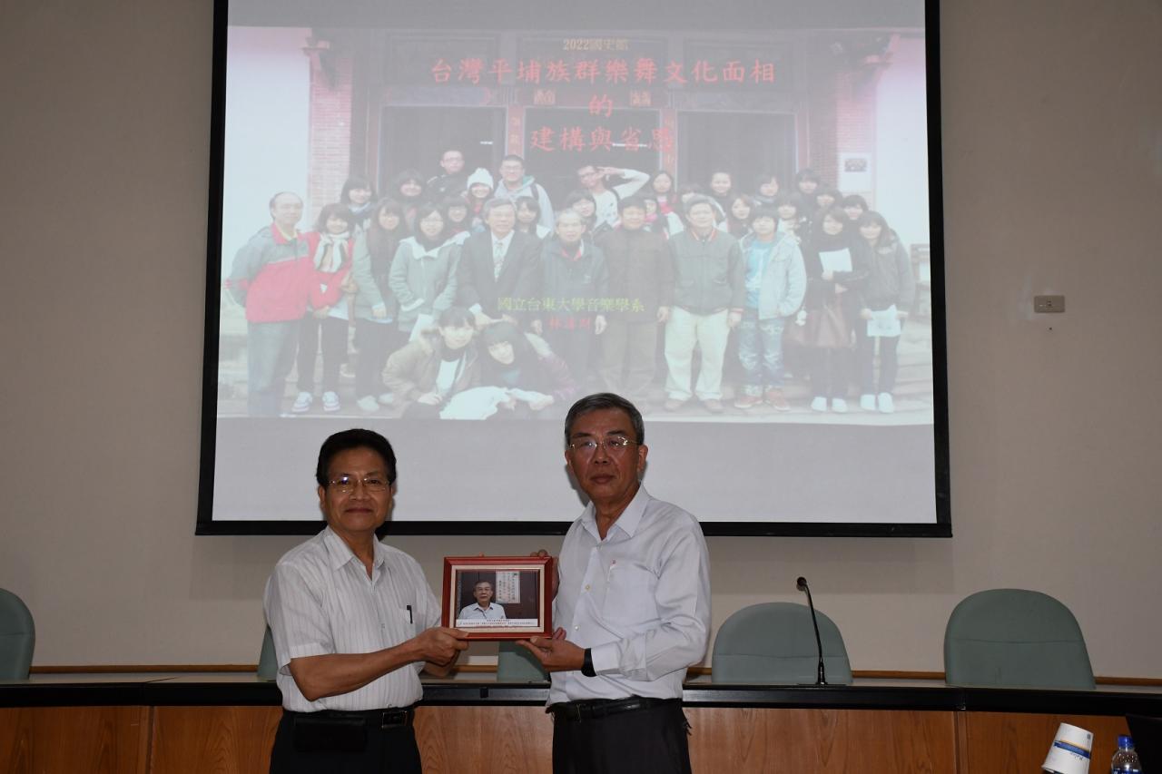 圖4：本館林主任秘書明洲（左）致贈林副教授相片紀念