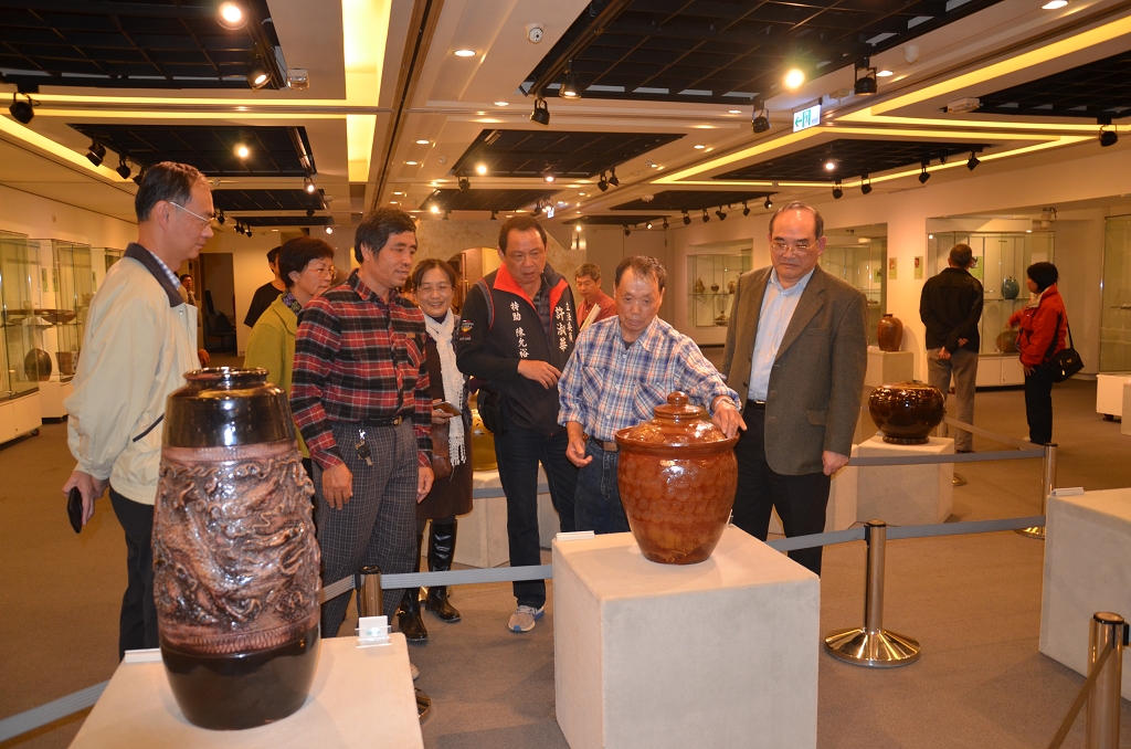 圖24：曾樹枝陶藝師介紹展出之油甕作品