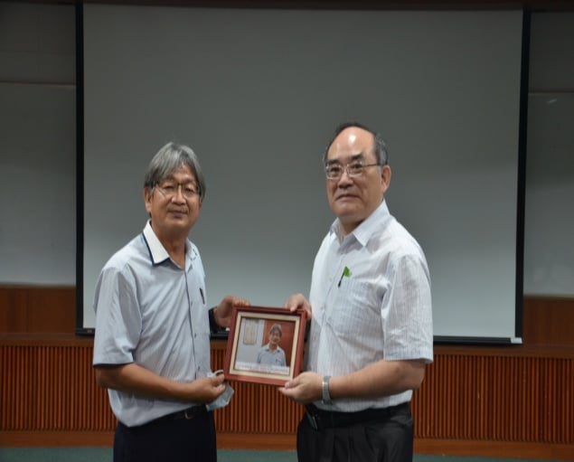 圖4：張鴻銘館長(右)致贈戴文鋒院長演講相片紀念