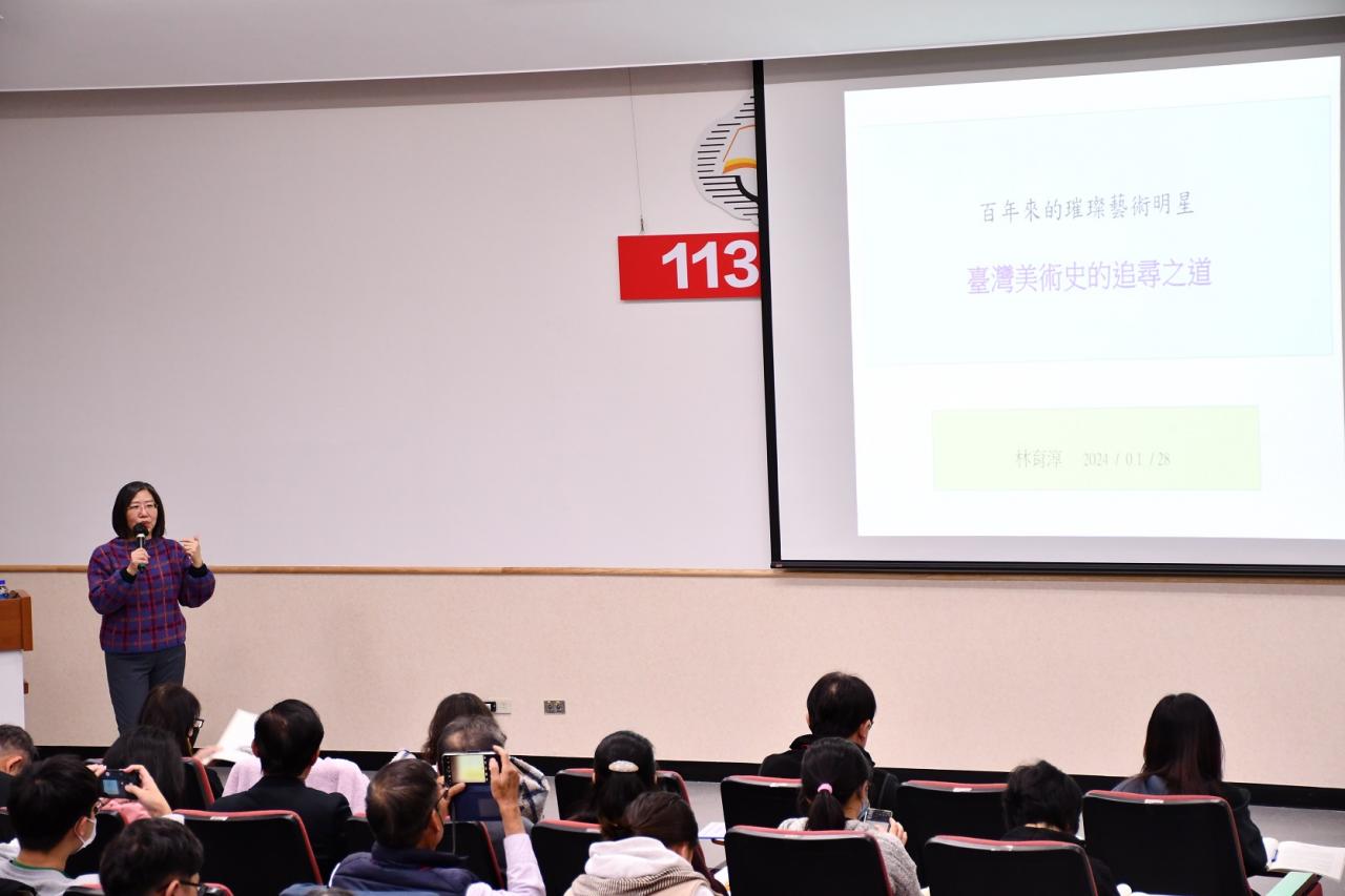 圖8：林育淳老師主講「百年來的璀璨藝術明星／兼談臺灣美術史的追尋之道」