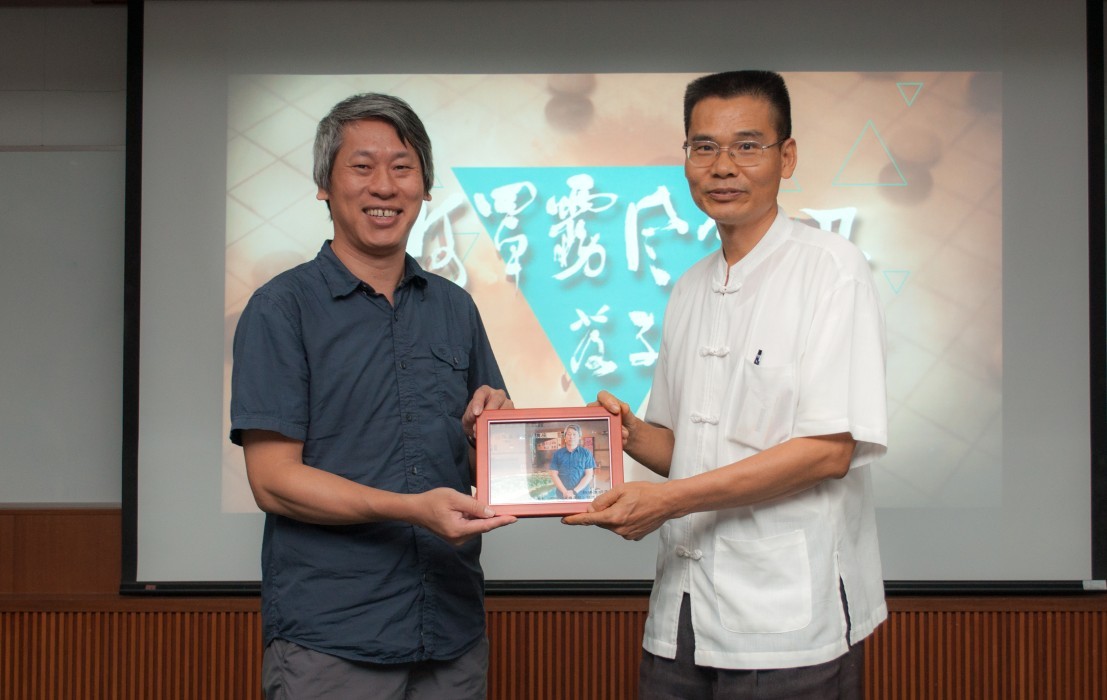 圖5.劉副館長澤民致贈許導演明淳相片紀念