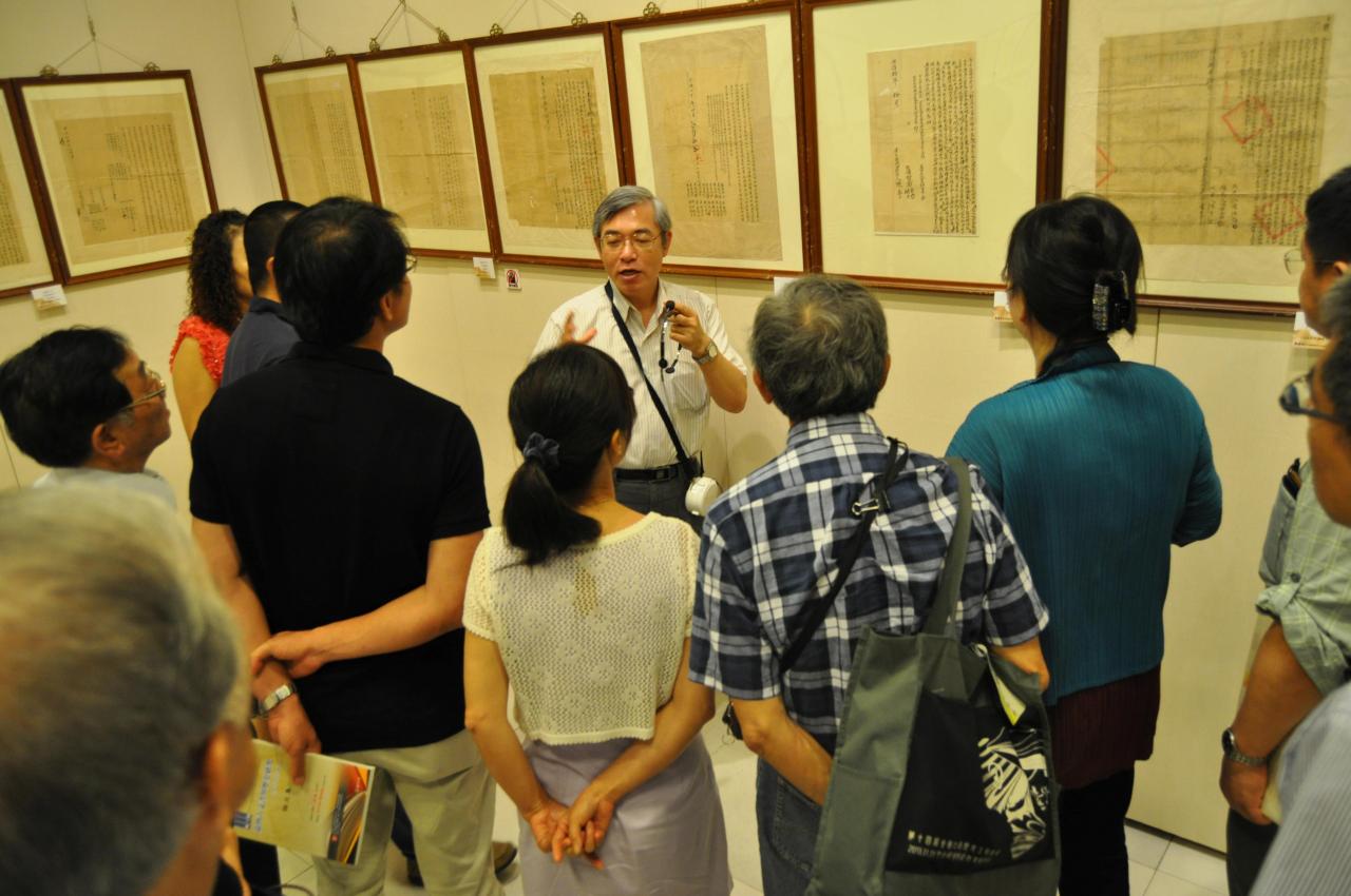 開幕式圖9：臺灣古文書學會孟祥瀚理事長展場導覽解說
