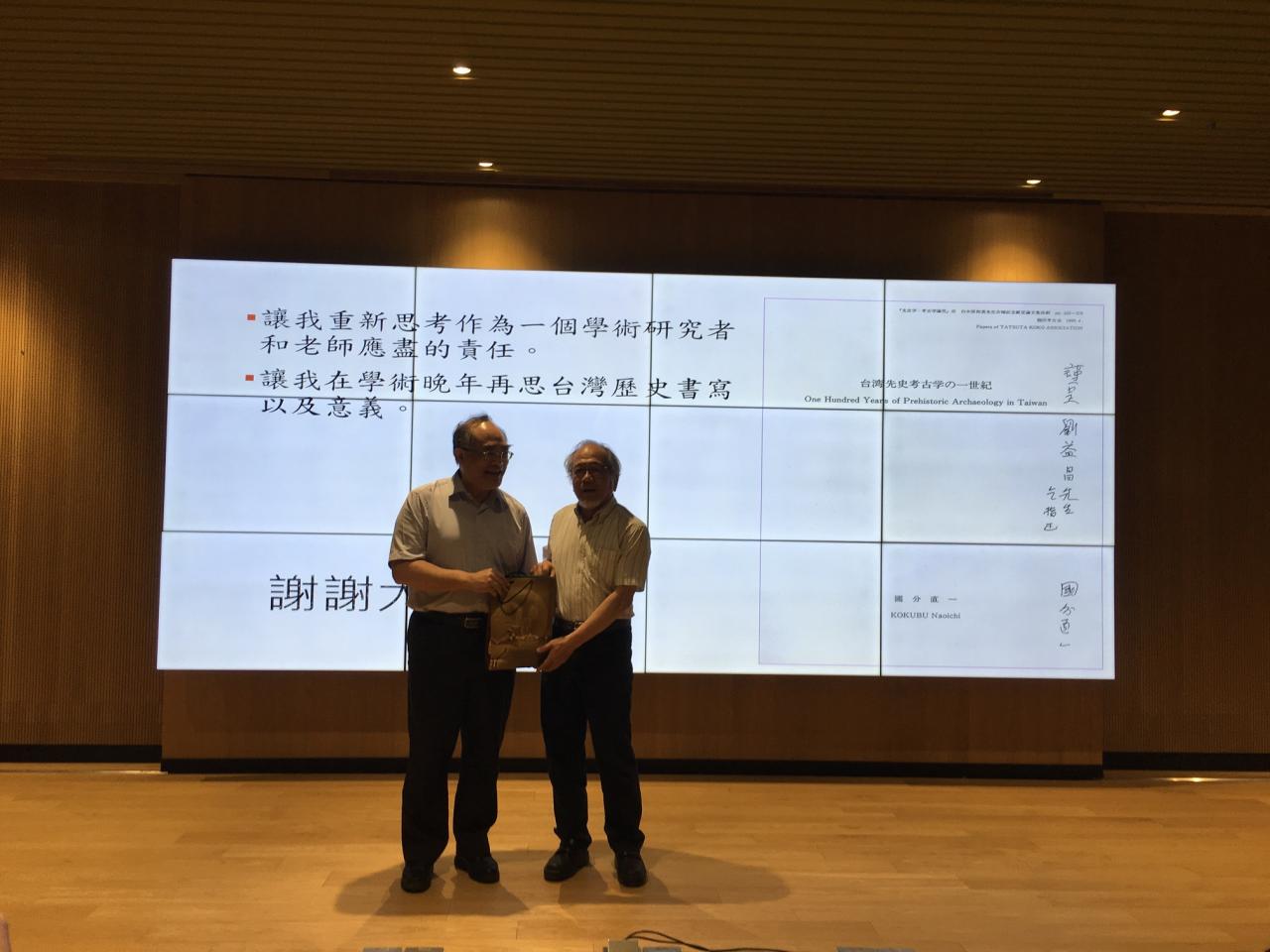 圖7：張鴻銘館長贈劉益昌教授紀念品