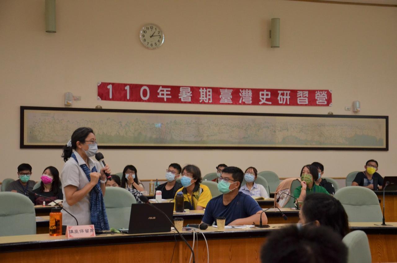 圖8：洪馨蘭老師主講：「臺灣最北的海岸客家庄」
