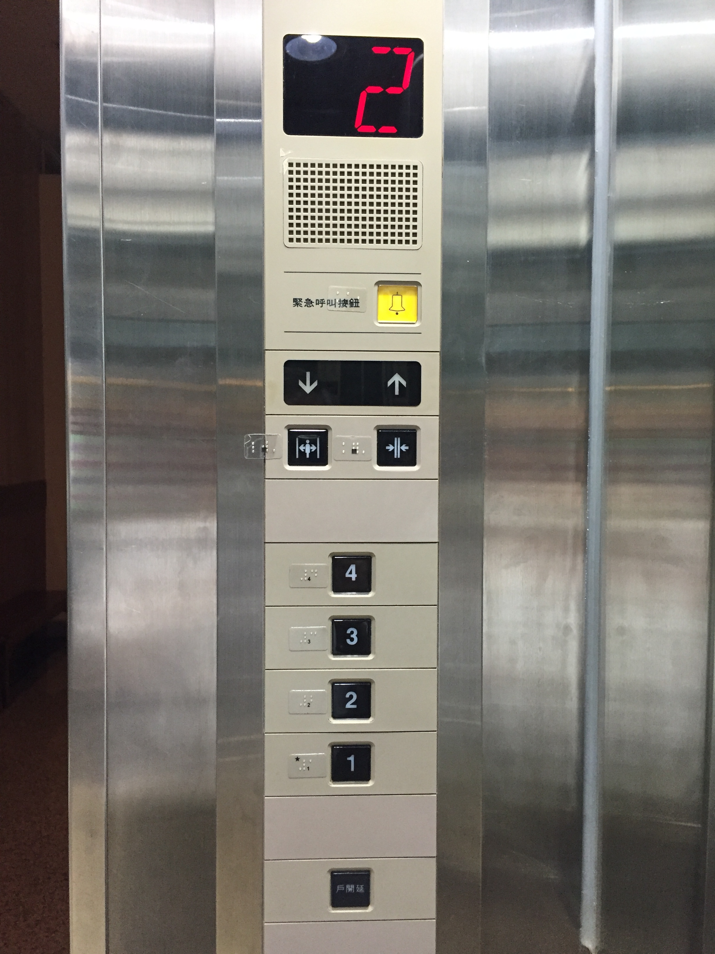 各樓層電梯間設有視障點字標示