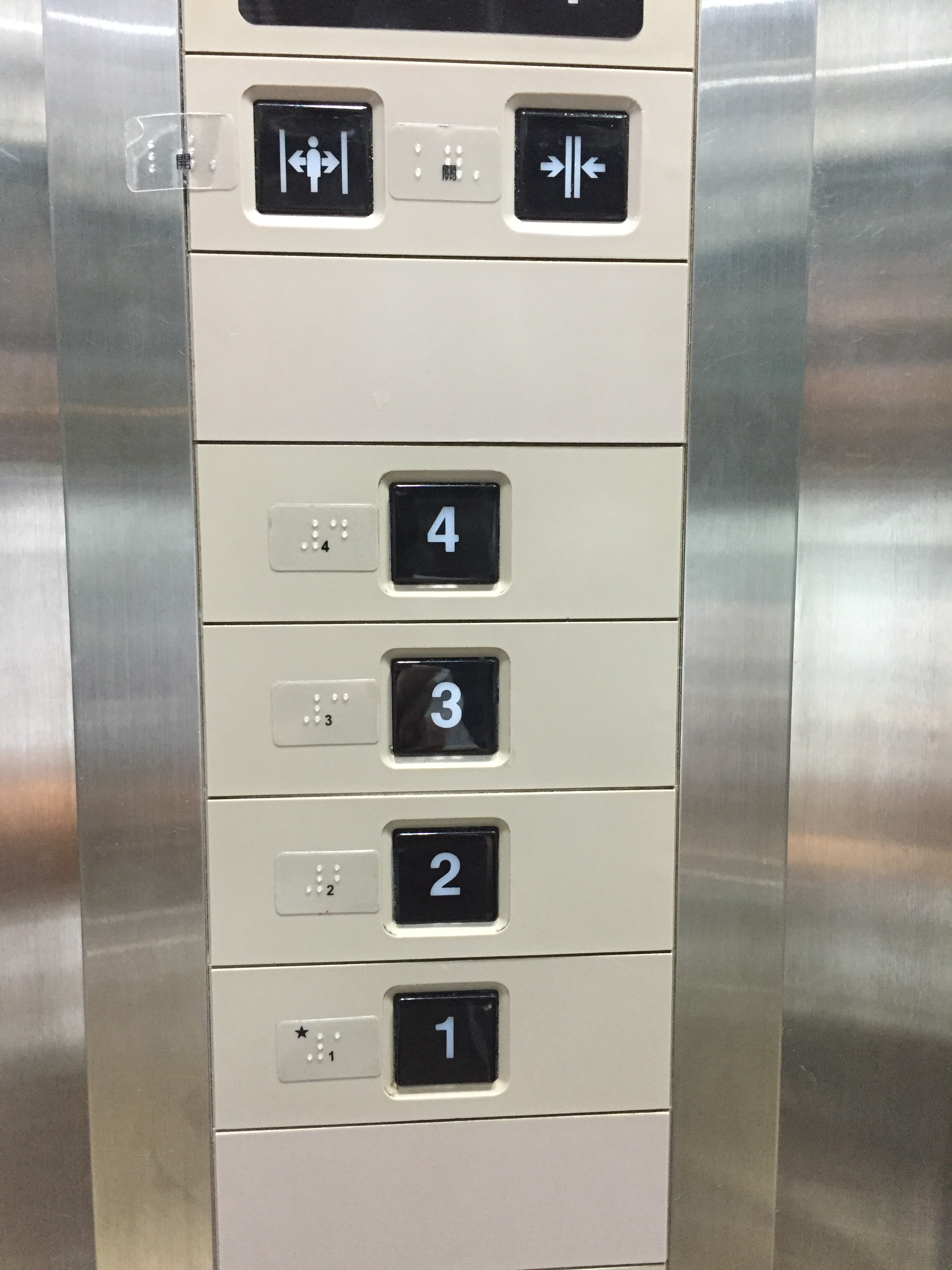 各樓層電梯間設有視障點字標示-近看