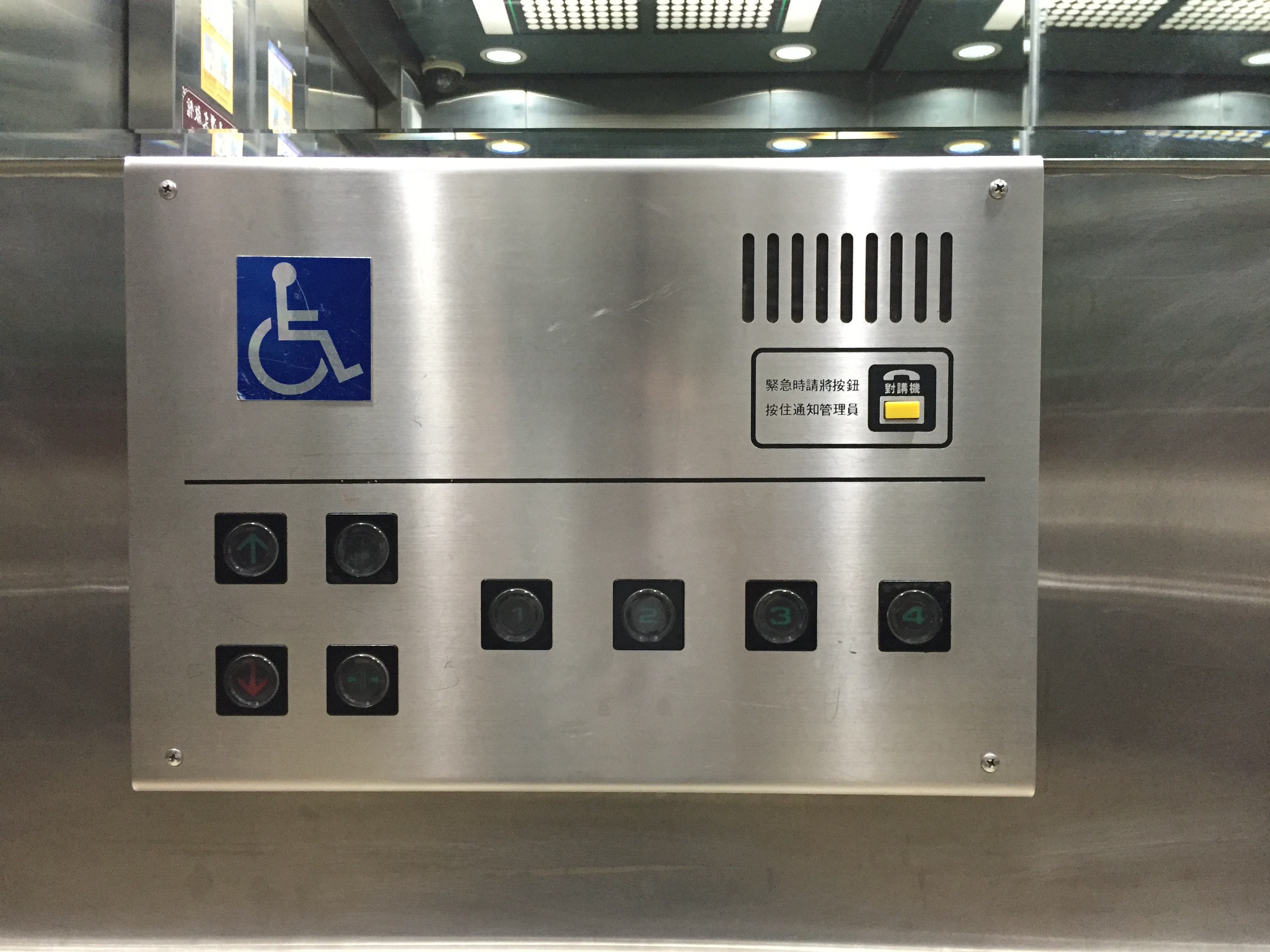 電梯設有緊急按鈕