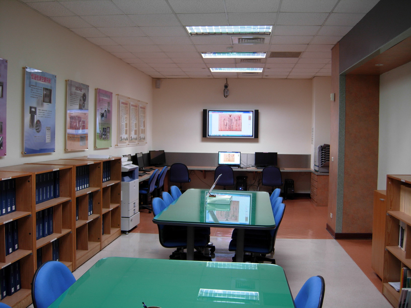 文獻大樓一樓檔案閱覽室，內有電腦、印表機、大尺寸液晶顯示器可供使用，需預約使用